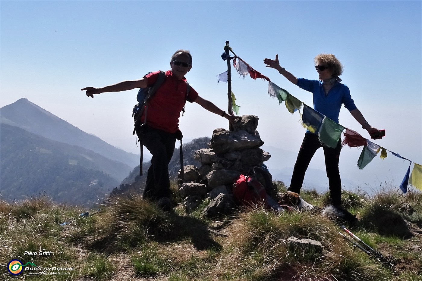 72 Vetta Corna Camozzera (1452 m) con Monte Tesoro sullo sfondo.JPG